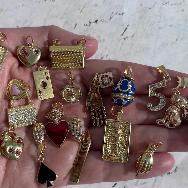 Wunderschöne Gold-Charm-Halsketten, 18 Karat Gold, Vintage, Paris, französischer Stil, Metalle, Edelstahlkette, 22 Zoll, wählen Sie Charm(s) aus einem 18er-Set