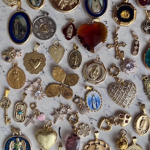 Hermosos y elegantes dijes dorados vintage de 18 k, chapados en oro y metales de acero inoxidable, varios diseños de collares, cadenas de dijes personalizadas.