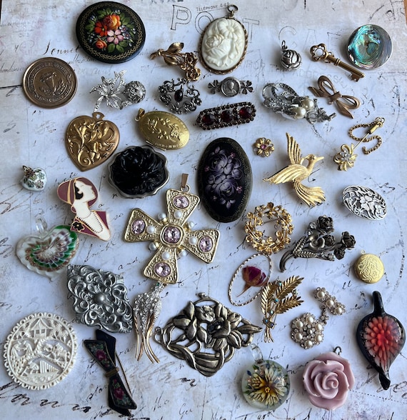 LOT 0002 - Set of 39 Antique Old Vintage Pendants… - image 10