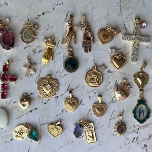 Wunderschöne Vintage goldene Charms stilvolle antike Paris Französische Halsketten