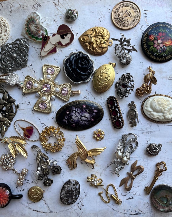 LOT 0002 - Set of 39 Antique Old Vintage Pendants… - image 5