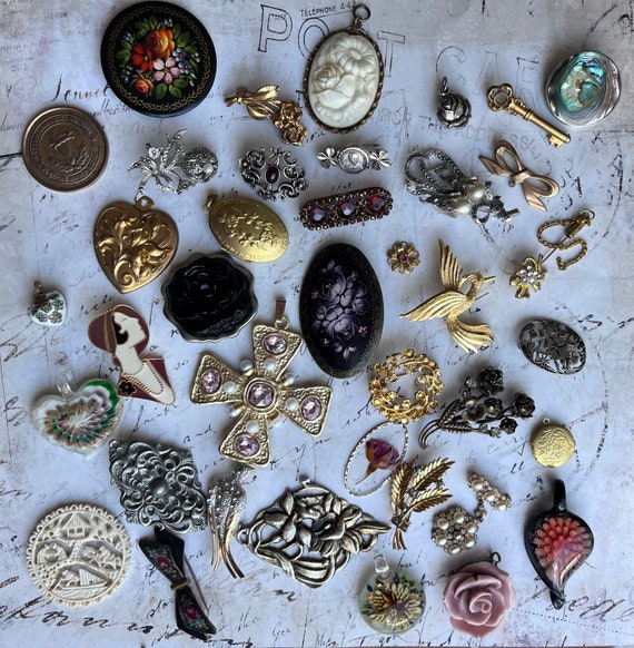 LOT 0002 - Set of 39 Antique Old Vintage Pendants… - image 8