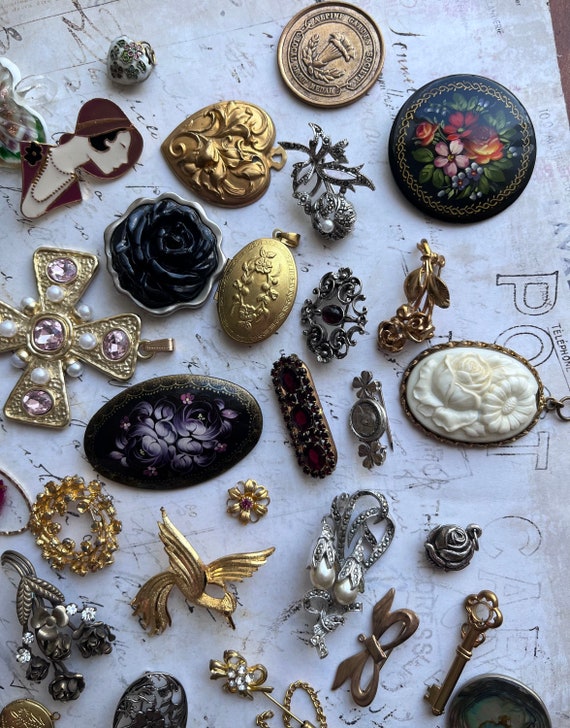LOT 0002 - Set of 39 Antique Old Vintage Pendants… - image 9
