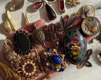 Beautiful Vintage Jewelry Brooches Pendants Charms Medailles set lot