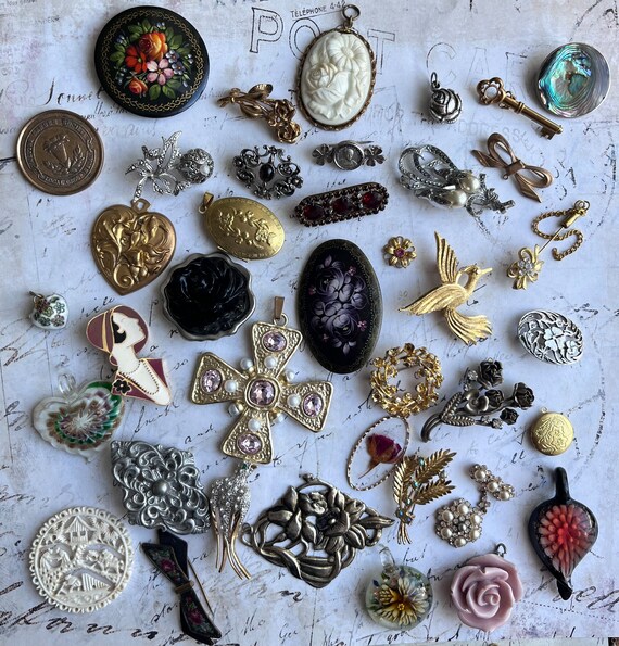 LOT 0002 - Set of 39 Antique Old Vintage Pendants… - image 4