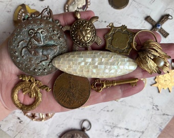 LOTE 1 - Conjunto de 19 antiguos colgantes vintage broches medallas niknaks europeos franceses italianos alemanes holandeses para reutilizar