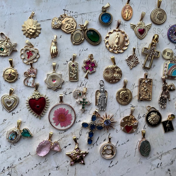 Wunderschöne goldene Charms im Vintage-Stil, 18 Karat Edelstahl, Goldmetalle, Herz, Liebe, stilvoller Halskettenschmuck