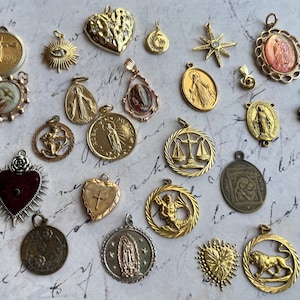 Bellissimi ciondoli antichi d&#39;oro vintage, scegli tra 27 eleganti pendenti, accessori placcati in oro francese, olandese, belga, tedesco o Mystery Box