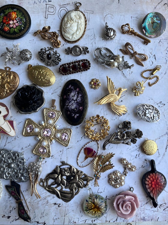 LOT 0002 - Set of 39 Antique Old Vintage Pendants… - image 6