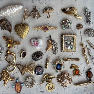 Bellissimo set di spille, ciondoli, ciondoli e medaglie vintage, scegli il tuo