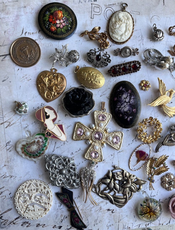 LOT 0002 - Set of 39 Antique Old Vintage Pendants… - image 7