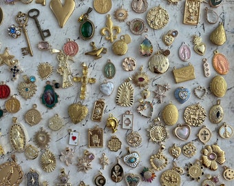 Preciosos dijes dorados de estilo vintage. Elige tu dije de oro laminado de 18k, metal dorado, estilo vintage, collar ajustable de acero inoxidable de 22 pulgadas, juego de 70.