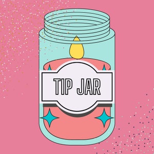 Peut inclure: Un bocal en verre bleu avec un couvercle rouge et une étiquette blanche qui dit "TIP JAR". Le bocal est décoré de paillettes dorées et blanches.