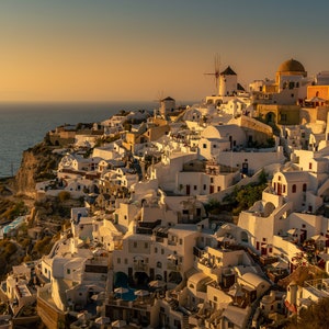 Impression de photographie de Santorin coucher de soleil en Grèce, photo d&#39;île grecque, photo d&#39;église du dôme bleu, art mural bleu et blanc, impression de voyage en Méditerranée
