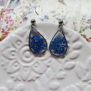 Teardrop shaped stainless steel earring with blue Queen Anne&#39;s Lace