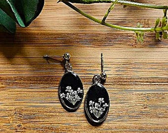Queen Anne's Lace earring in hypoallergenic stainless steel: Gold-tone with black background