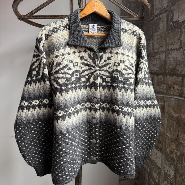 Cárdigan vintage Columbia de lana gruesa con cuello y diseño de copo de nieve, estilo años 80. Colores: gris carbón, gris y blanco. 100% lana Shetland. Talla grande.
