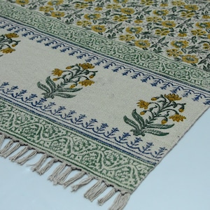 Handbedruckter Baumwoll-Dhurrie-Teppich: Florales indisches Dekor