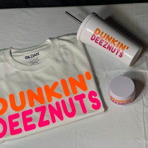Dunkin Deez Nuts-bundel WIT | Dunkin&#39;-shirt | Koffiekopje | Dunkin&#39; beker van 18 oz | Gepersonaliseerd | Dunkin&#39; Candle | Dunkin-liefhebber