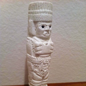 Petite statue de guerrier aztèque atlante