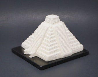 Statue d'art moderne faite main pyramide aztèque de Chichen-Itza en blanc