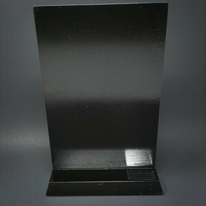 Peut inclure: Un panneau rectangulaire noir avec une base noire. Le panneau est vide et pr&ecirc;t &agrave; recevoir un message.