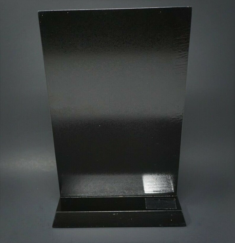 Peut inclure: Un panneau rectangulaire noir avec une base noire. Le panneau est vide et pr&ecirc;t &agrave; recevoir un message.