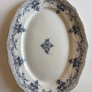 Plato antiguo azul y blanco, siglo XIX.