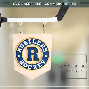 Puede incluir: Cartel de madera con forma de banderín con el texto "RUSTLERS HOCKEY" en un diseño circular azul y amarillo. El cartel está colgado de un palo de hockey. El texto "SVG LASER FILE + COMMERCIAL USE" está en la parte superior.