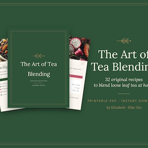 Può includere: Una guida digitale intitolata The Art of Tea Blending con 32 ricette originali per miscelare tè in foglie. La copertina è verde scuro con testo dorato e un'icona a forma di ramo. Due pagine interne mostrano ingredienti e istruzioni.