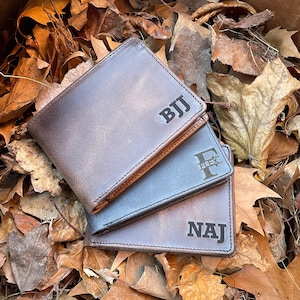Cartera plegable de cuero genuino para hombre, personalizada, con monograma grabado y regalo para el Día del Padre, con caja de regalo, ideal para padrinos de boda, padrinos de boda y papá.