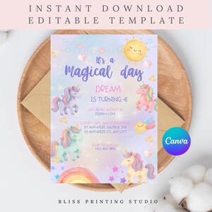 Puede incluir: Una invitación de cumpleaños morada y rosa con un arcoíris, estrellas y unicornios. El texto dice "Es un día mágico Dream cumple 4!" con detalles sobre la fiesta.