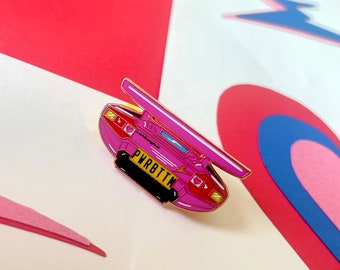 PWRBTTM - emaille pinnen | Lamborghini, pins jaren 80, felroze, lgbtq-pins, powerbodem, gay pins, retro pins