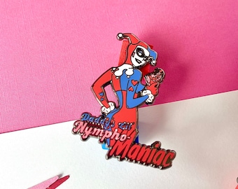 Daddy's Lil' Nympho-Maniac - emaille pin | Harley Quinn | De Joker | DC Universe | collectie emaille pins