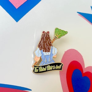 Dorothy Slays - épingle en émail | Épinglettes Le Magicien d'Oz, Dorothy Gale, Toto, la méchante sorcière de l'Est, épingles en émail, chaussons en rubis