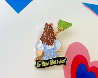 Dorothy Slays - Emaille Pin | Der Zauberer von Oz Pins, Dorothy Gale, Toto, Wicked Witch of the East, Emaille Pins, Ruby Pantoffeln