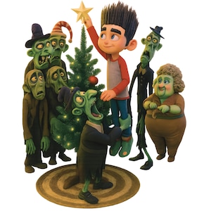 Puede incluir: Una escena navideña festiva con un niño colocando una estrella dorada en la cima de un árbol de Navidad, rodeado de figuras verdes con aspecto de zombi. Las figuras visten varios atuendos, y la escena se desarrolla sobre una alfombra marrón.
