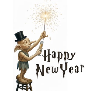 Peut inclure: Illustration d'un elfe de dessin animé portant un chapeau haut de forme, tenant une flûte de champagne et une étincelle allumée. Le texte "Happy New Year" est affiché dans une police stylisée. L'elfe est debout sur un petit tabouret en bois sur fond blanc.