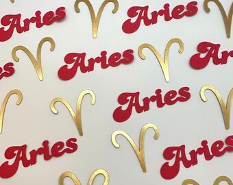 Könnte beinhalten: Ein weißer Hintergrund mit roten und goldenen Papierschnitten des Sternzeichen Widder. Das Wort "Widder" ist in einer roten, Retro-Schrift geschrieben und die Widderhörner sind golden.
