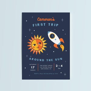 Può includere: Un biglietto d'invito blu navy con la scritta "Cameron's First Trip Around The Sun". La carta presenta un sole dei cartoni animati e un razzo. La data è il 17 marzo e l'ora è dalle 14:00 alle 16:00.