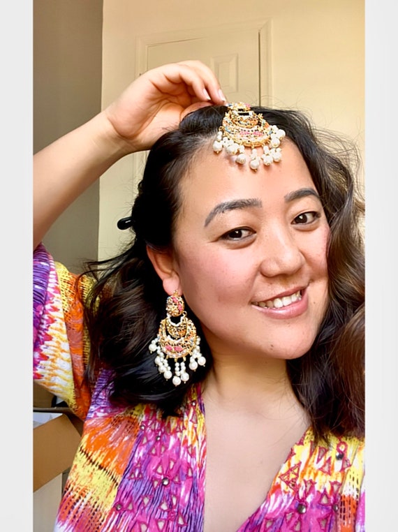 Big maang tikka with cheap earrings