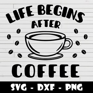 Könnte beinhalten: Schwarzweißes Grafikdesign mit dem Text "Life Begins After Coffee" und einer Kaffeetasse mit Kaffeebohnen drumherum. Der Text "SVG - DXF - PNG" befindet sich am unteren Rand des Designs.