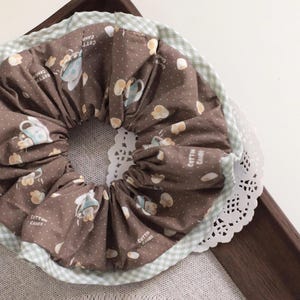 Coletero con diseño de menta y café con leche: bonito coletero con estampado de conejito y taza de café, accesorio para el cabello de algodón con lunares en contraste, coletero con diseño de malvavisco