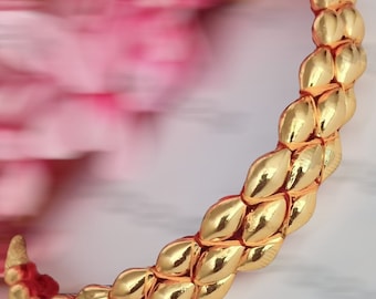 Maharashtrian Elegance: Gold Kolhapuri Thushi Necklace Set