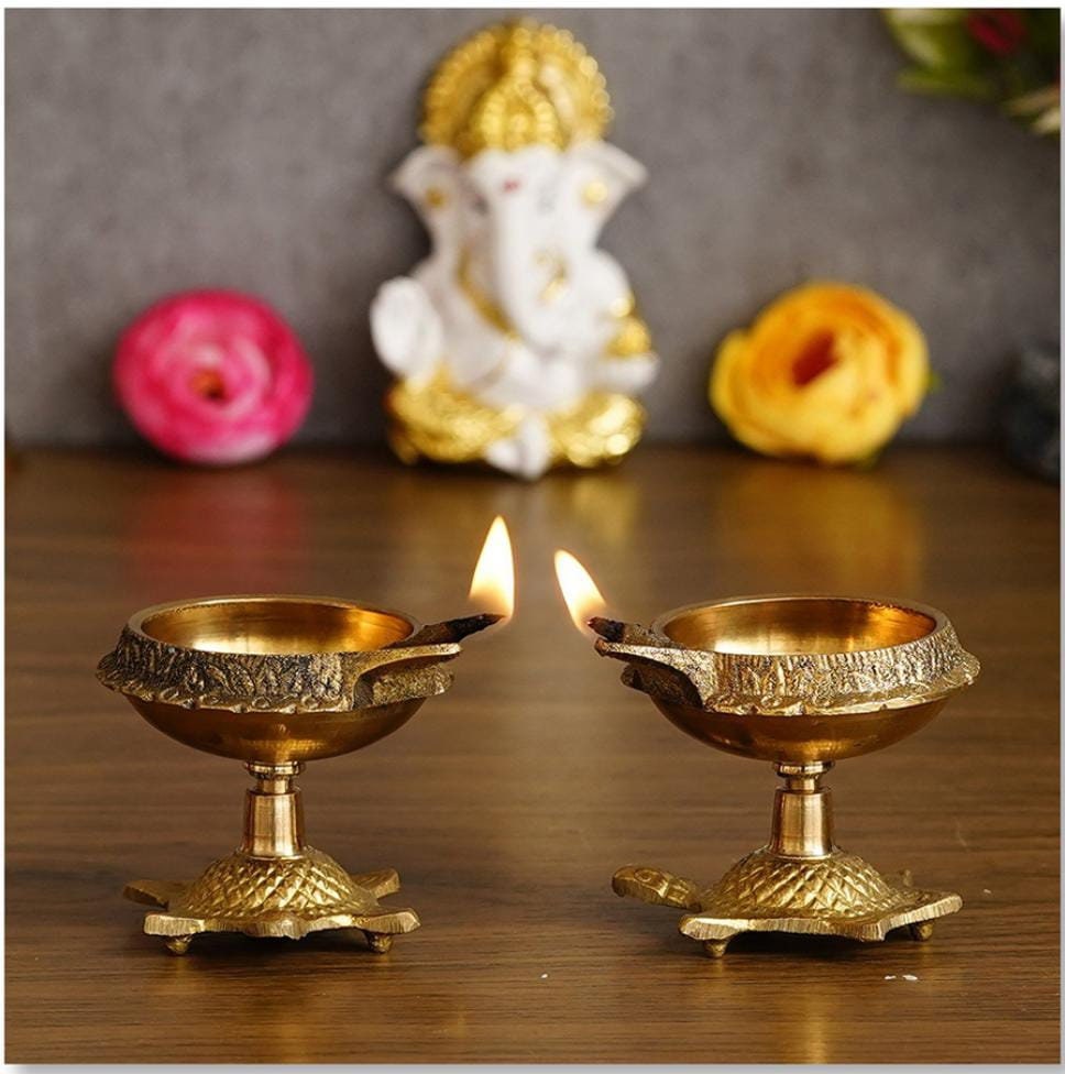 100% Ottone Puro, Confezione Da 2 Pezzi Di Ottone Diwali Diya India Lampada A Olio Dorato Con Incisione Diametro Con Base A Tartaruga Deepawali Diyaportacandele Diwalidecorazione Natalizia
