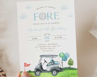 以下が含まれることがあります： ゴルフをテーマにした誕生日招待状。「FORE」の文字とゴルフカートのイラストが特徴です。「Michael's 4th Birthday」の文字と日付、時間、RSVP情報が記載されています。配色は青と緑を基調としています。
