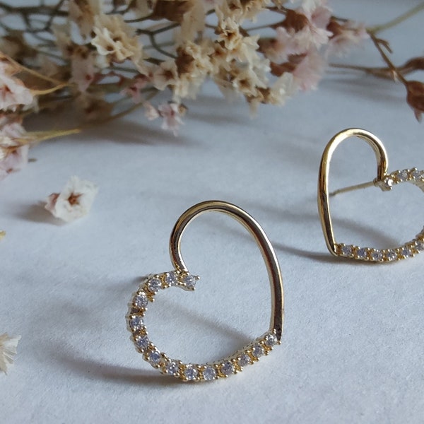 Golden Heart Earrings / Gold Earring / Simple and Dainty Minimalist Elegant Stud Earrings Everyday Wear Semi-Casual Work Wear Perfect Gift