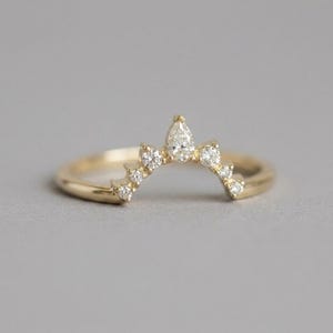 Aliança de casamento curva em ouro 14k com diamantes moissanita em formato de pera e redondo, anel de noivado combinando, aliança minimalista para pedido de casamento.