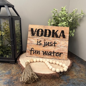 El vodka es solo madera de agua divertida, letrero de Lath, letrero rústico, letreros divertidos. - LIBRE DE TINTAS