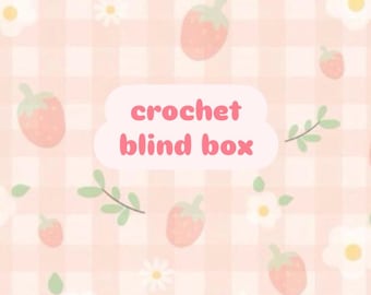 Puede incluir: Un fondo de patrón de cuadros rosas y blancos con ilustraciones de fresas, margaritas y hojas. El texto "crochet blind box" está en un cuadro de texto rosa en forma de nube.